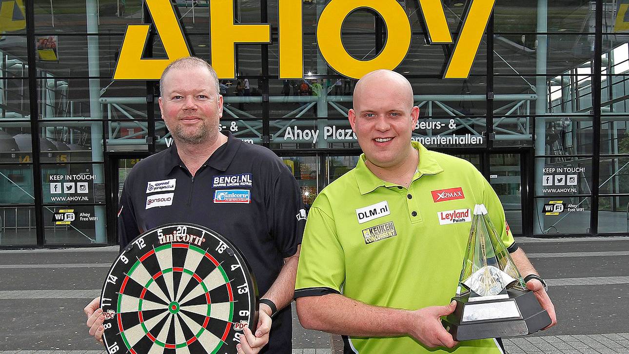 Raymond van Barneveld (l.) und Tabellenführer Michael van Gerwen freuen sich aufs Heimspiel in Holland