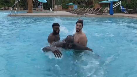 Auf dem Court ganz groß, im Wasser aber noch mit Problemen: Bostons Riesen-Rookie Tacko Fall (2,26m) kann nicht schwimmen. Seine Mitspieler wollen das ändern.