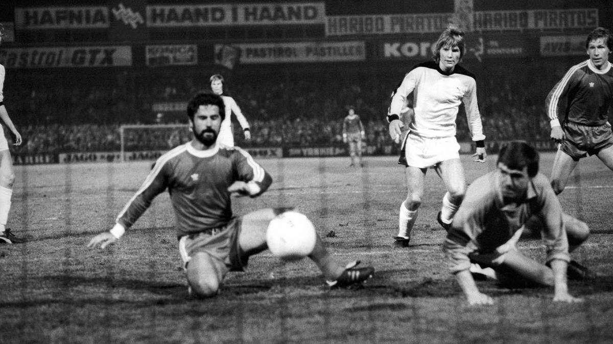 Müller legt keinen Wert auf Kunststücke oder Schnörkel. Er nimmt die Bälle, wie sie fallen. Abpraller, Querschläger, im Liegen oder im Sitzen: Hauptsache drin. "Nicht einfach draufhauen", sagte er einst, "man muss den Ball auch mal schieben oder lupfen. Kleine Tore zählen auch"