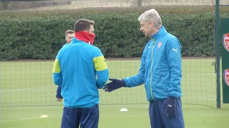 Arsene Wenger zeigt sich von der Entwicklung von Mesut Özil enttäuscht. Auch eine mögliche Ursache nennt der Ex-Gunner.