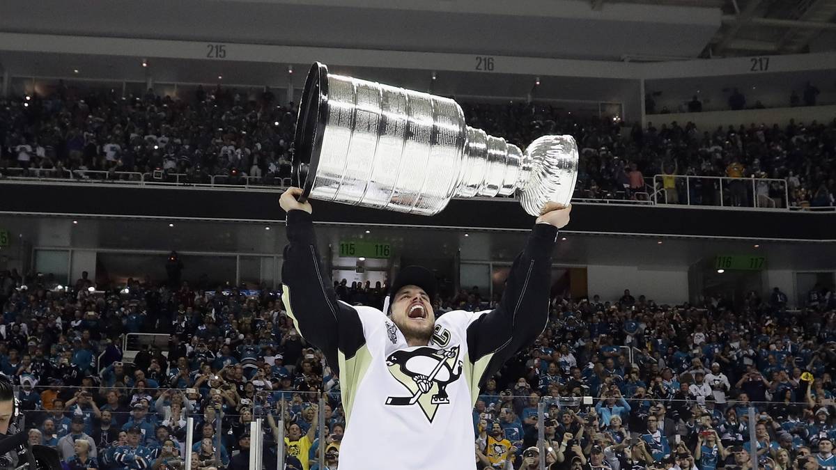 SIDNEY CROSBY: Der Conn-Smythe-Trophy-Gewinner (Playoff-MVP) spielt bereits seit elf Jahren für die Pittsburgh Penguins. Im Jahr 2005 war er der erste Pick des damaligen Drafts, außerdem gewann der 29-Jährige zweimal den Stanley Cup. Seine Fähigkeiten auf dem Eis sind einzigartig, auf kaum einen Spieler trifft das Prädikat "komplett" so treffend zu wie auf Crosby. Auch deshalb gilt er für viele als der beste aktive Eishockey-Spieler der Welt. Er wird Team Canada als Kapitän aufs Eis führen