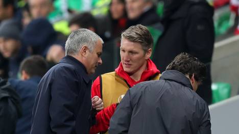 Bastian Schweinsteiger bespricht sich mit Jose Mourinho