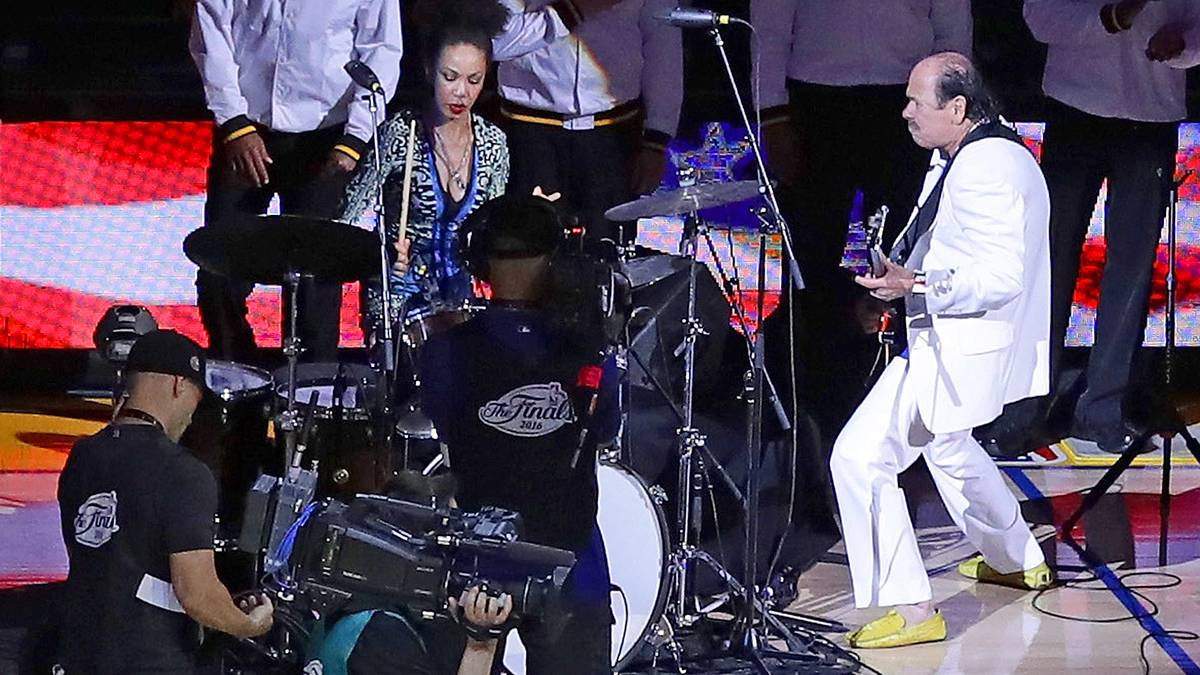Wie im Vorjahr eröffnet der Gitarrist und Sänger Carlos Santana das zweite Finalspiel mit der amerikanischen Hymne