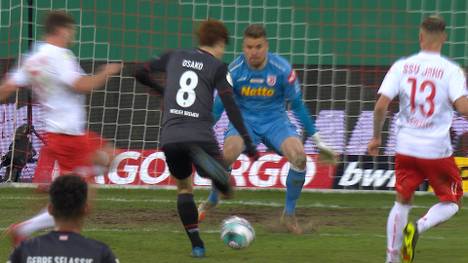 Yuya Osako bekommt die Monster-Chance auf die Vorentscheidung im DFB-Pokal-Viertelfinale. Freistehend vergibt der Japaner aus wenigen Metern und verpasst so seinen Doppelpack.
