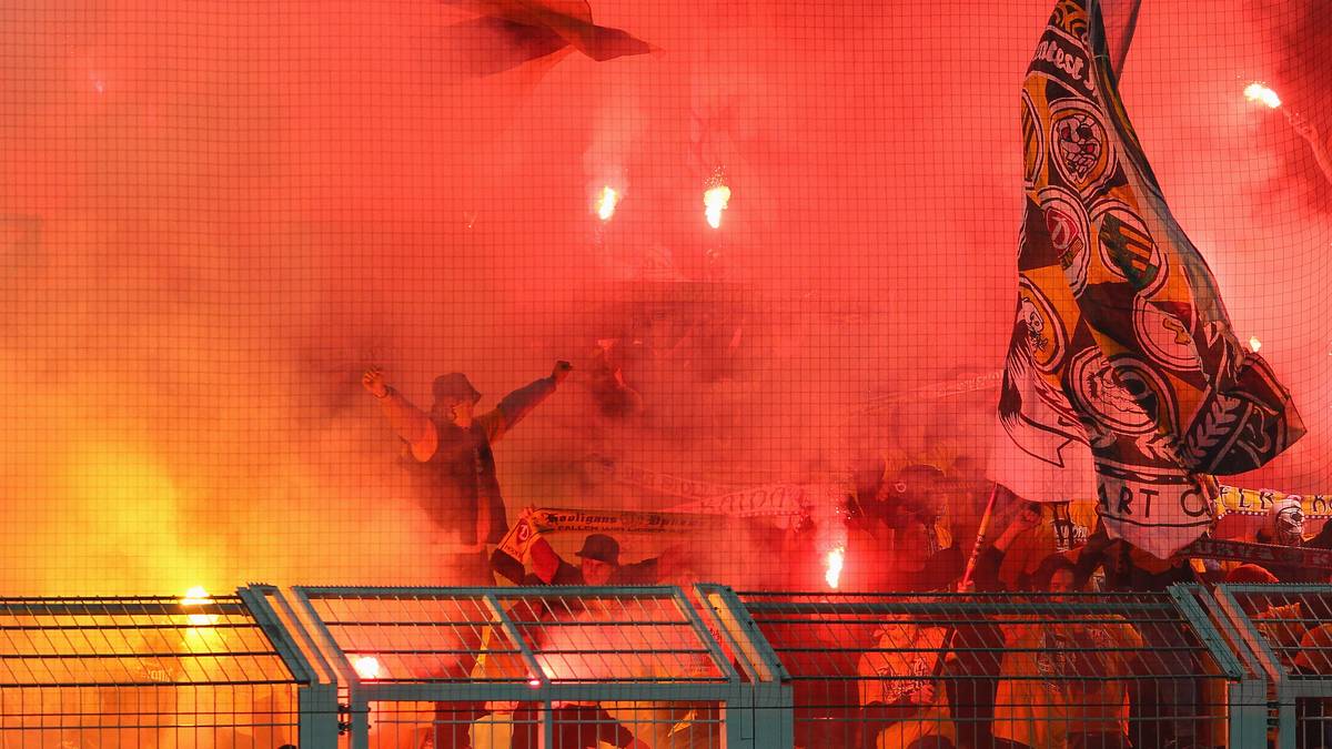 Innerhalb weniger Augenblicke zünden sie unzählige Bengalos, der Block verwandelt sich zu einem einzigen Feuer-Meer.