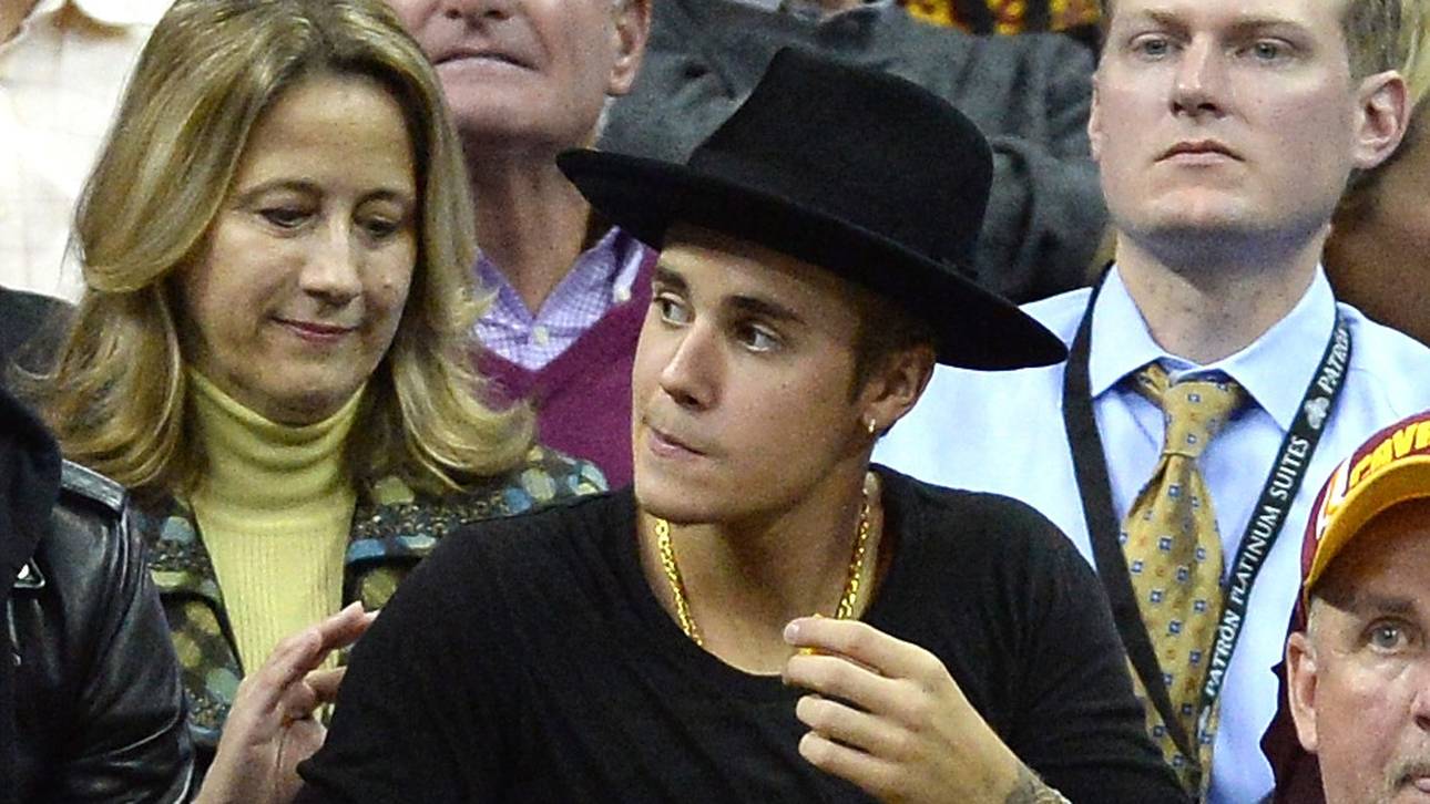 Bieber feiert James mit falschem Trikot