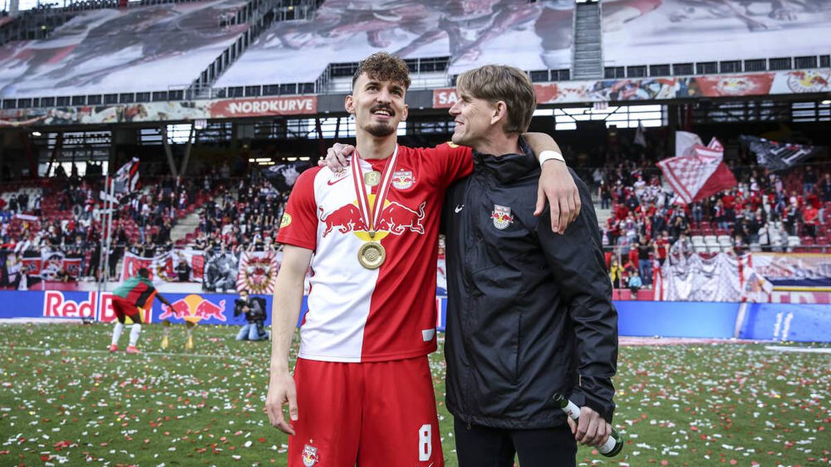 Auch Mergim Berisha (links) wurde in der Salzburger Jugend ausgebildet - hier feiert er mit Christoph Freund (rechts) den Österreicher Bundesliga-Titel 2021