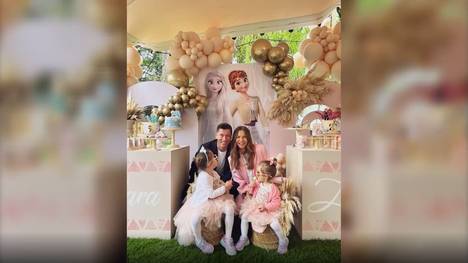 Ganz nach dem Motto "Die Eisprinzessin": Anlässlich des Doppelgeburtstags von Töchtern Laura und Klara feiert Robert Lewandowski und seine Frau Anna eine Mega-Gartenparty.
