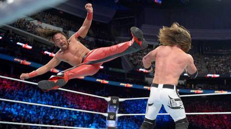 Shinsuke Nakamura (l.) fordert bei der WWE-Deutschland-Tour Champion AJ Styles heraus