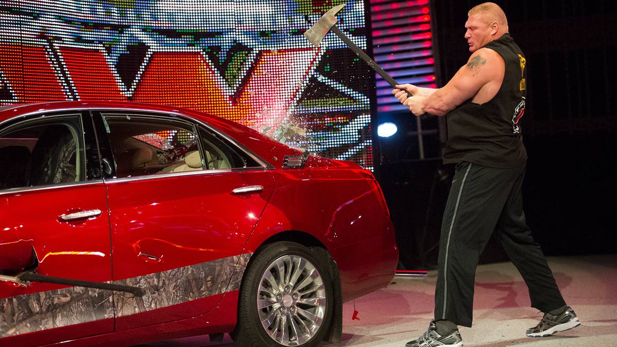 6. JULI 2015 - Autos bei RAW unbeobachtet stehen zu lassen: Nie eine gute Idee! Hier nimmt sich Brock Lesnar den Schlitten der J&J Security vor, der Handlanger von Champion Seth Rollins