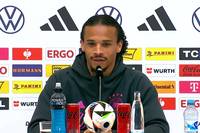 Leroy Sané spricht auf der DFB-PK detailliert über seine Rolle in der Mannschaft und erklärt die Qualitäten des kommenden Gegners, den Spaniern. Außerdem spricht Bayerns Flügelspieler über seine lang anhaltenden Schambein-Probleme während der abgelaufenen Saison.
