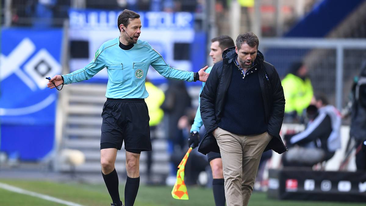 Schiedsrichter Markus Schmidt (l.) erklärt HSV-Trainer Hollerbach, warum er den Treffer von Kostic nicht gegeben hat und weshalb der Video-Assistent zum Einsatz kam