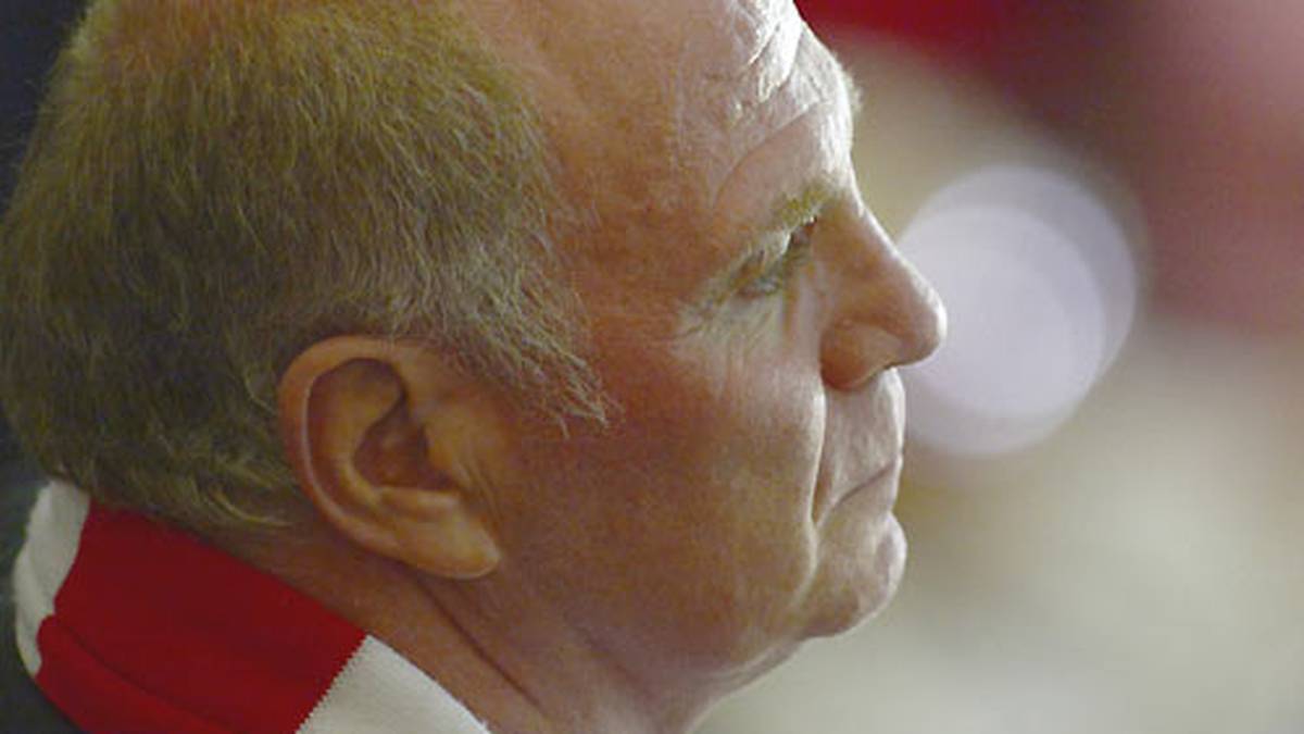 Januar 2013: Hoeneß erstattet beim zuständigen Finanzamt Selbstanzeige wegen nicht abgeführter Steuern auf Kapitalerträge durch Gelder auf einem Schweizer Privatkonto