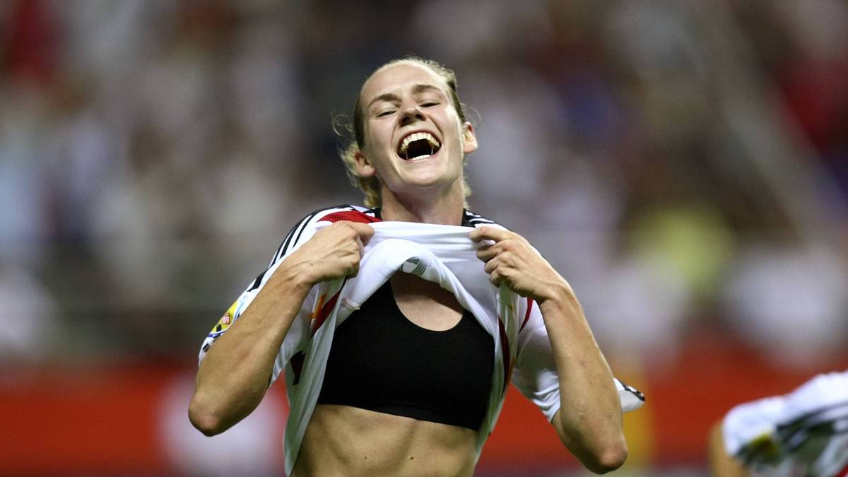 Außerdem hat sie drei Siege im DFB-Pokal und den Erfolg im UEFA-Cup 2009 mit Duisburg in der Vita stehen. Im Nationalteam wurde Laudehr 2007 zur Heldin. Die Mittelfeldspielerin tütete mit ihrem Tor zum 2:0 im Finale gegen Brasilien den WM-Titel ein. Im Sommer wechselte sie aus Frankfurt zum FC Bayern