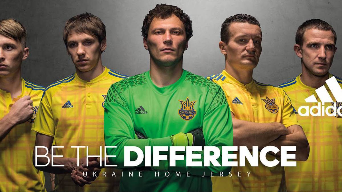 UKRAINE: Gelbe Signalfarbe, blaue Streifen und Old-School-Muster. Das Trikot der Ukrainer hat was!