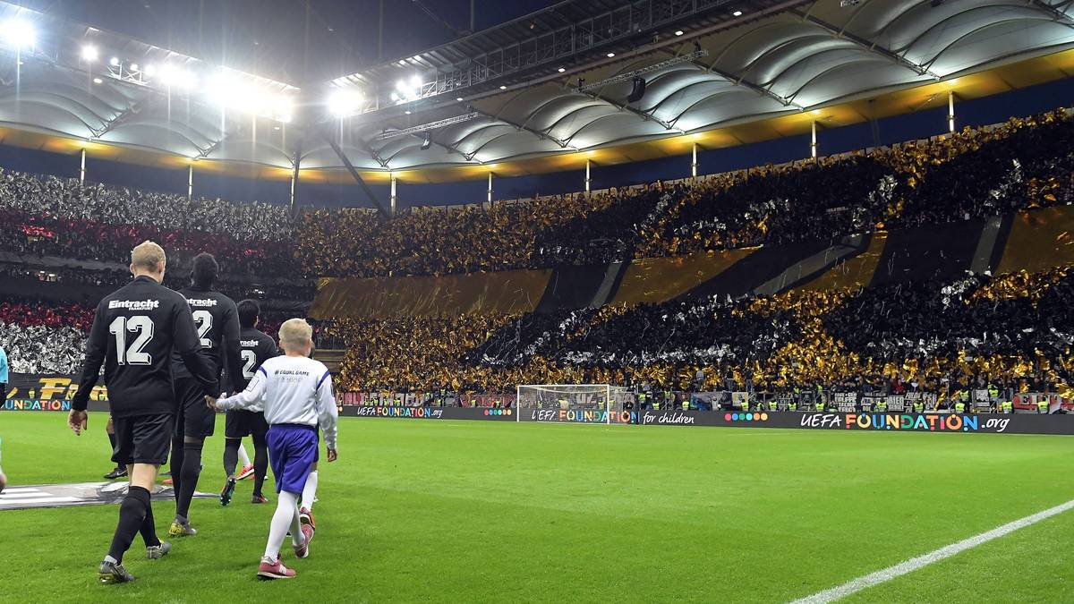 Und dann ging es los, die Spieler liefen zu einer beeindrucken Choreo auf - passend zum 120. Geburtstag am Freitag, den 8. März