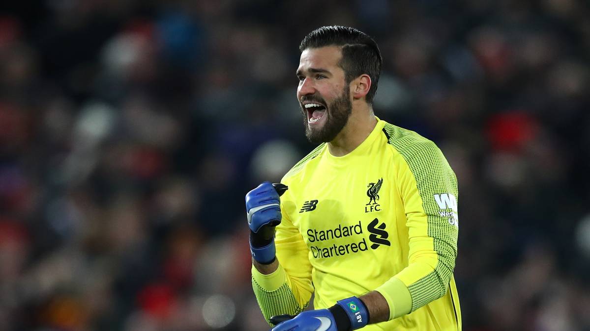 ENGLAND - ALISSON (FC Liverpool): 75 Millionen Euro zahlten die Reds im Sommer an die Roma, Rekord für einen Torhüter. Nur dank seiner glänzenden Last-Minute-Parade in der Champions League gegen Napoli zog Liverpool ins Achtelfinale ein. Auch wegen Alisson haben die Reds erst acht Liga-Gegentore kassiert