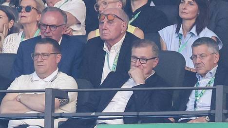 Der Vertrag des Sportvorstands endet 2027 und die Bosse zögern stand jetzt, ihn zu verlängern. Doch weshalb? Eberl tütete doch zuletzt mehrere erfolgreiche Transfers ein. 