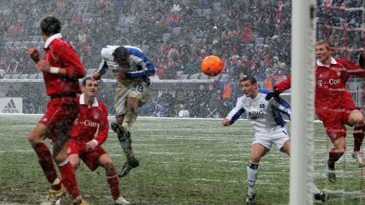 Am 4. März 2006 schafft Nigel de Jong (3.v.l.) Historisches: Der Niederländer im Trikot des bisher nie zweitklassigen Bundesliga-Gründungsmitglieds macht mit seinem Kopfballtor die erste Pleite für den FC Bayern in deren Allianz Arena perfekt