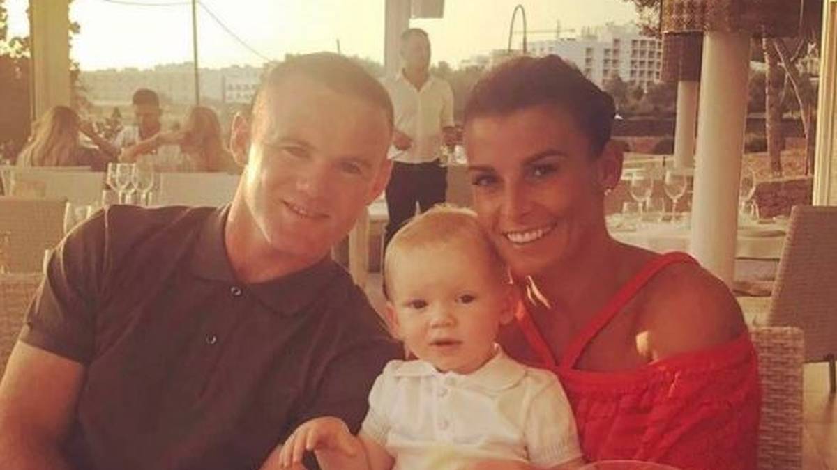 Familie Rooney grüßt bei Sonnenuntergang aus dem Familienurlaub. Sohnemann Klay Anthony ist dabei Frisuren-technisch auf dem Level seines Vaters