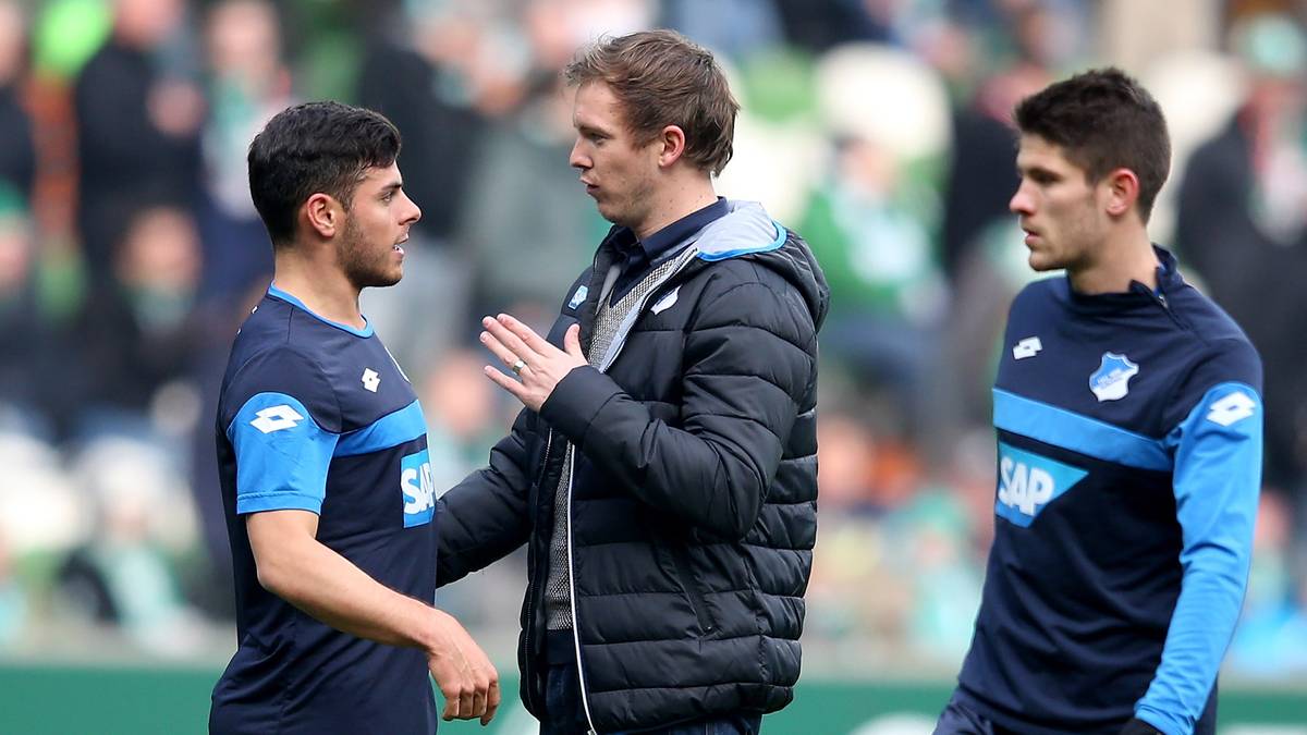Neuer Chef: Julian Nagelsmann (M.) gibt Hoffenheims Kevin Volland letzte Tipps zum Spiel in Bremen