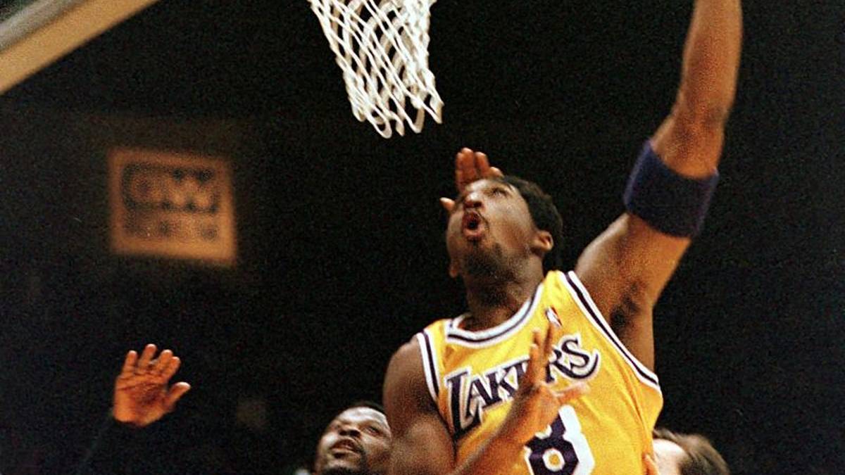 PLATZ 14 - KOBE BRYANT (18,5 PER): Die Legende der Los Angeles Lakers bestritt mit 19 Jahren, im zweiten NBA-Jahr, bereits 79 Partien. Dabei gelangen der "Black Mamba" Stats von 15,4 Punkten, 3,1 Rebounds und 2,5 Assists pro Partie. Später heimste Bryant mehrere Meisterringe ein und wurde 2008 zum MVP gekürt