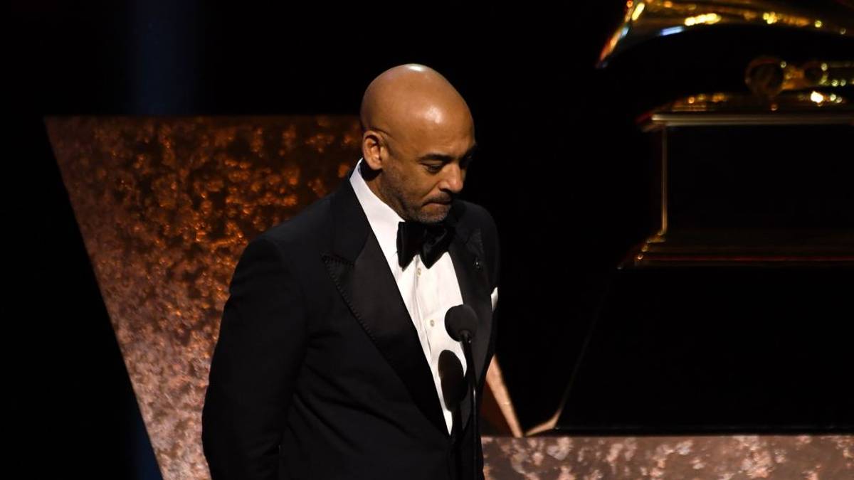 Der Interimspräsident von The Recording Academy erinnert in einer Gedenkminute während der Grammys an Kobe und seine Tochter