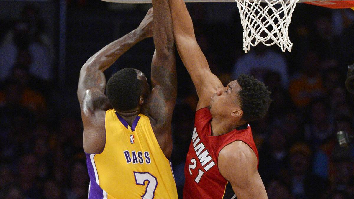 Miamis Hassan Whiteside  komplettiert das Podest der besten NBA-Verteidiger. Mit beeindruckenden 3,7 Blocks pro Spiel weist der 26-Jährige fast zwei mehr auf als der zweitbeste DeAndre Jordan in dieser Kategorie (2,3). Gepaart mit durchschnittlich 11,9 Rebounds pro Spiel stellt der Center starke Defensiv-Statistiken auf. Mit 83 Punkten (Zwei Mal Platz eins) ist sein Abstand zum Top-Duo bereits beträchtlich