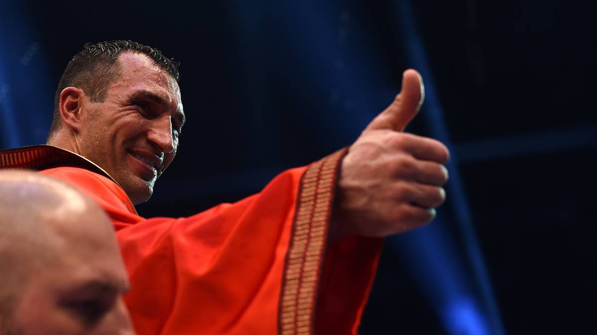 Klitschko zeigt sich zumindest als fairer Verlierer und erklärt, Fury sei "schneller und besser gewesen". Am Ende zeigt er sogar ein gequältes Lächeln