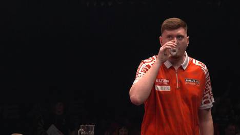 Niko Springer scheitert in der zweiten Runde der European Darts Trophy an Michael van Gerwen, obwohl der Deutsche 3:0 und 5:3 geführt hat. Der Matchdart aufs Bullseye war nicht genug und so verliert Springer im Decider.