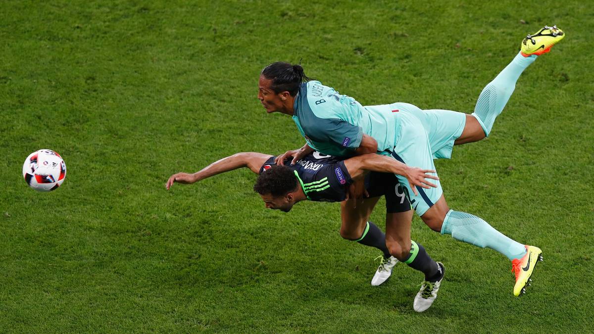 Bruno Alves testet Hal Robson-Kanus Standfestigkeit