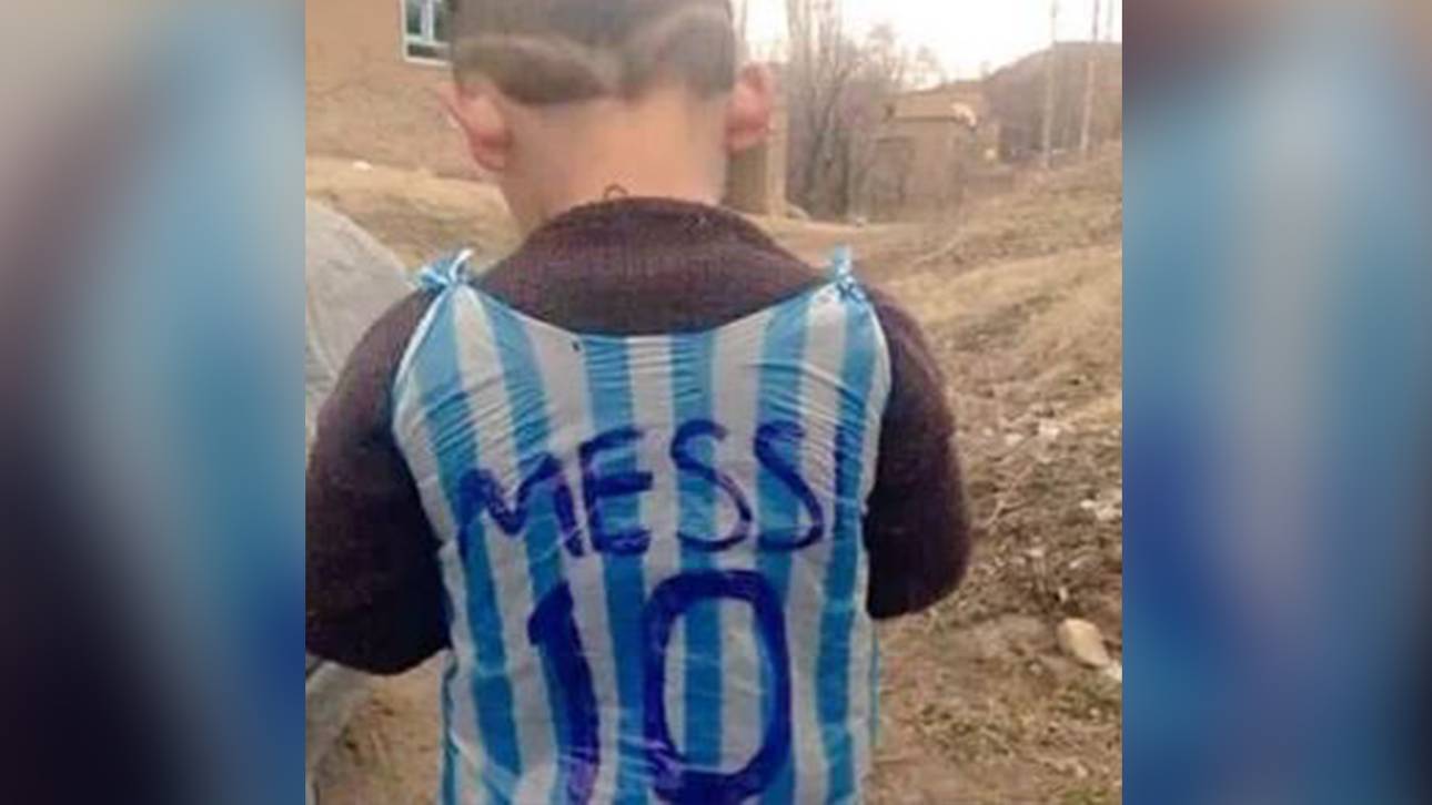Messi-Fan bastelt Trikot aus Plastiktüte