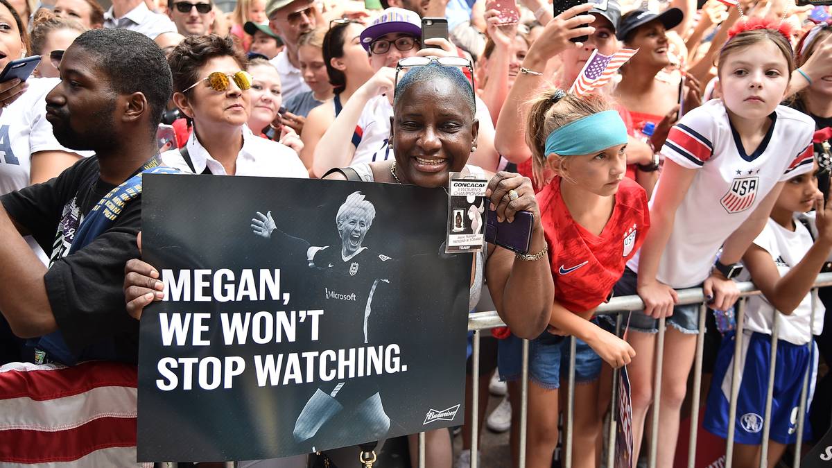 "Wir hören nicht auf, zuzuschauen", verspricht dieser Fan in Richtung Rapinoe. Immer wieder branden auch "Equal Pay"- und "USA"-Rufe auf