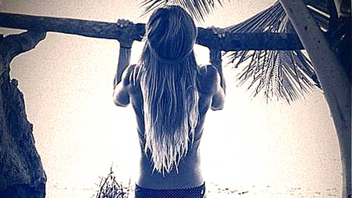 In Form bringt sich die 29-Jährige mit hartem Training am Strand...