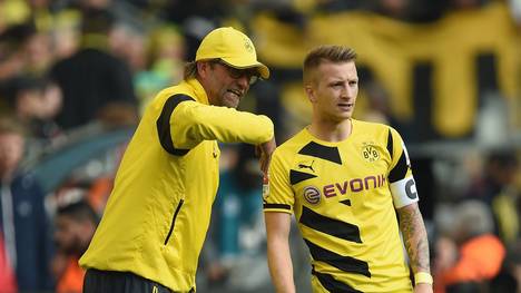 Jürgen Klopp erteilt Marco Reus bei Borussia Dortmund Anweisungen