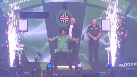 Motomu Sakai scheidet zwar in der zweiten Runde der Darts-WM aus, doch sein Walk-On hat bereits jetzt einen Platz in den Geschichtsbüchern. 