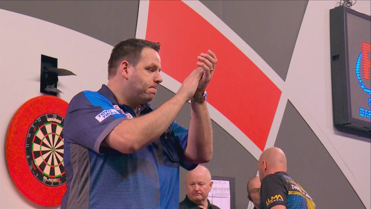 Darts WM 2023: Adrian Lewis schlägt Daniel Larsson mit 3:0