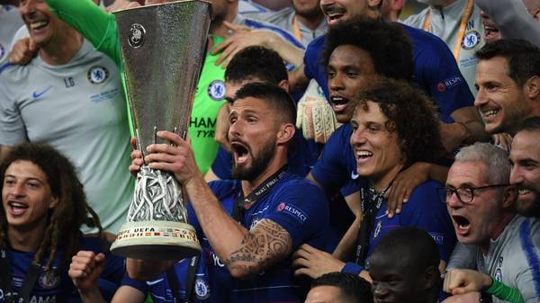TOPSHOT - Chelsea's French striker Olivier Giroud (C)  holds the trophy as he celebrates with teammates after winning  the UEFA Europa League final football match between Chelsea FC and Arsenal FC at the Baku Olympic Stadium in Baku, Azerbaijian, on May 29, 2019. (Photo by OZAN KOSE / AFP)        (Photo credit should read OZAN KOSE/AFP via Getty Images)