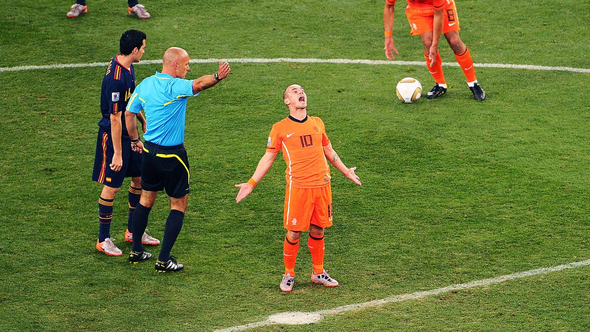 Bei der WM 2010 leitete er das WM-Finale zwischen den Niederlanden und Spanien. Außerdem stand das Champions-League-Finale zwischen Inter Mailand und dem FC Bayern unter seiner Leitung