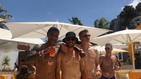 Die Fußballprofis dürfen jetzt endlich in die Sommerpause und lassen ihre Seele am Meer baumeln oder genießen die Zeit mit ihren Liebsten zu Hause. 