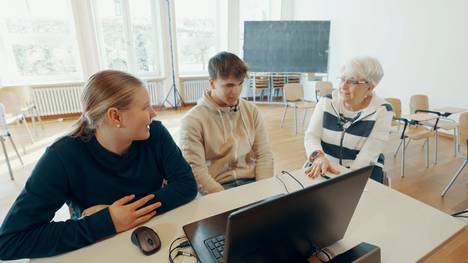 Künstliche Intelligenz – Fluch und Segen zugleich. Wie wird ChatGPT beispielsweise unsere Arbeit beeinflussen? Routineaufgaben werden von der KI übernommen, Arbeitsplätze fallen weg, so die Zweifler. Stupide Arbeiten, die eh keiner erledigen will, bleiben endlich nicht mehr liegen, so das Argument der Befürworter. KI-Tools sind in der Lage Texte zu schreiben, Gespräche zu simulieren oder Grafiken zu zeichnen. Doch können sie auch in Schulen zielgerichtet unterstützen? Oder doch nur unliebsame Hausarbeiten zu KI-Plagiaten verkommen lassen? Anita Read ist in Bayern unterwegs, um dem revolutionären Geist der Künstlichen Intelligenz nachzuspüren. Ist der auch mittlerweile in unseren Schulen angekommen? „Wissen ist Macht“: Doch wie wahrhaftig ist Wissen, wenn es vom Computer kommt und durch KI beliebig zusammengestellt, verbreitet, neu kombiniert, gedacht und aufbereitet wird? Ein Praxistest soll herausfinden: Wie gehen Schüler, Lehrer und Lehrerverbände mit dem KI-generierten Wissen um?