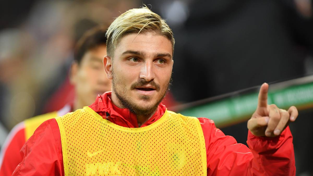 FC AUGSBURG - ZUGÄNGE: keine; ABGÄNGE: Kostas Stafylidis (Stoke City/Leihe, im Bild), Erik Thommy (VfB Stuttgart), Georg Teigl (Eintracht Braunschweig/Leihe), Dong-Won Ji (Darmstadt 98/Leihe), Moritz Leitner (Norwich City/Leihe), Marvin Friedrich (Union Berlin), Jan-Ingwer Callsen-Bracker (1. FC Kaiserslautern/Leihe), Tim Rieder (Slask Wroclaw/Leihe)