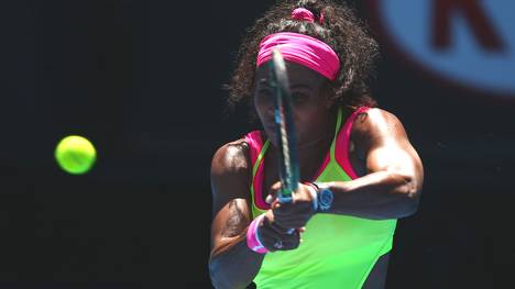 Serena Williams schlägt einen Ball