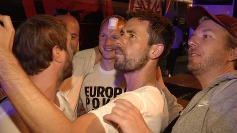 Nach dem Triumph in der Europa League zeigen sich Sebastian Rode, Filip Kostic und Peter Fischer besonders fannah. 