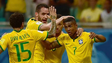 Douglas Costa (r.) glänzt beim brasilianischen Sieg gegen Peru als Torschütze und Vorbereiter