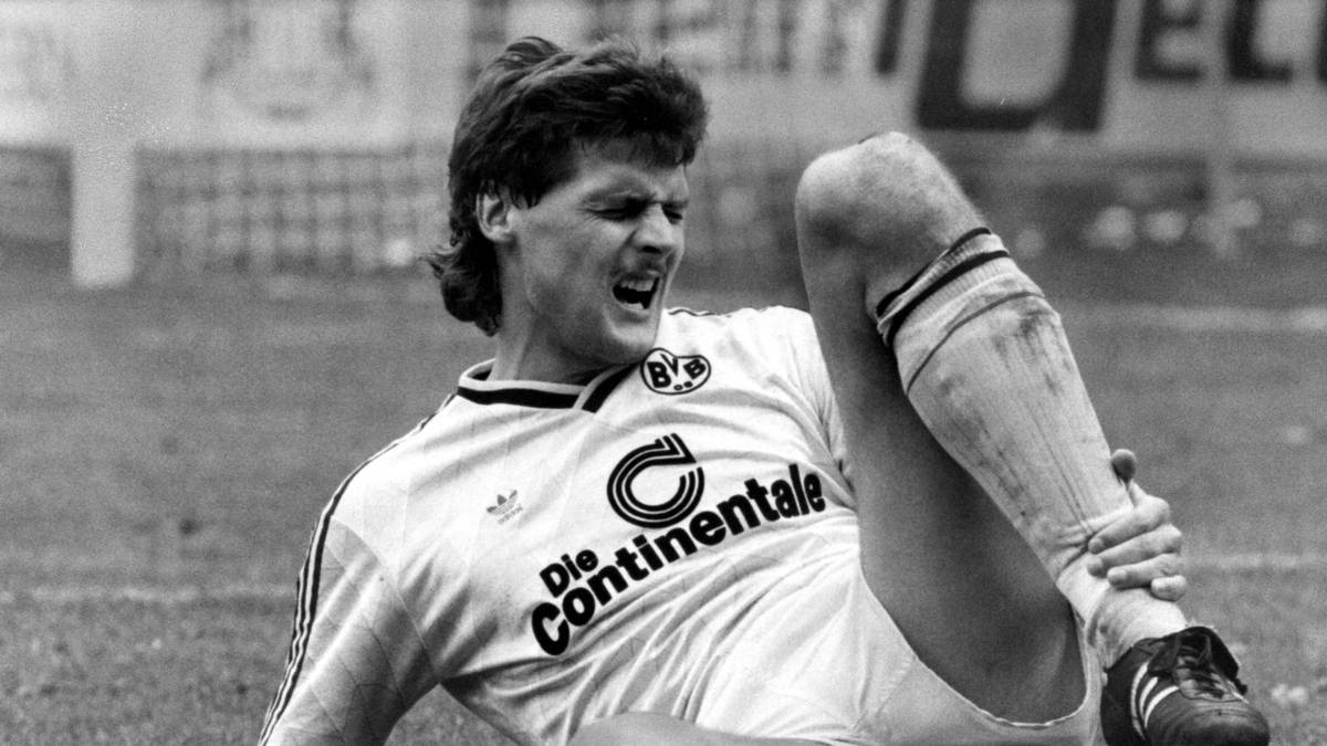 In der Saison 1988/89 verletzt sich "Nobby" schwer am Knie, läuft dennoch im Pokalfinale auf und schießt den BVB mit zwei Toren zum Titel. Wenige Monate später ist er jedoch mit gerade einmal 29 Jahren gezwungen, seinen Abschied vom Profifußball zu verkünden