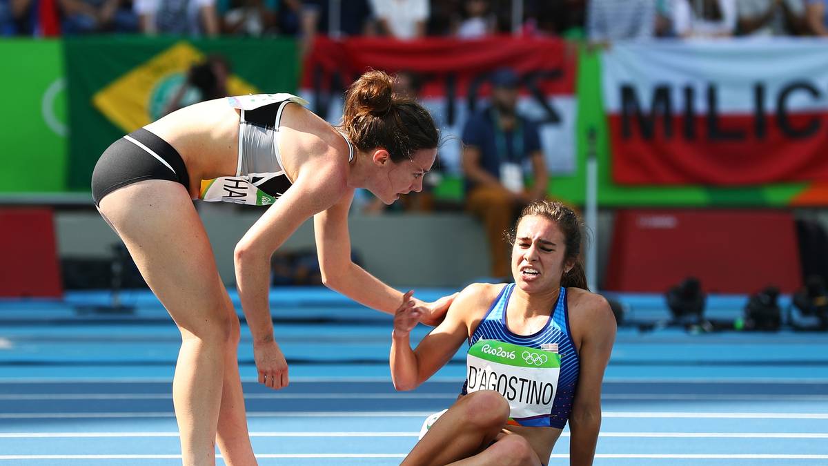 NIKKI HAMBLIN: Für DEN Fairplay-Moment der Olympischen Spiele 2016 sorgen die Langstreckenläuferinnen Abbey D'Agostino (r.) und Nikki Hamblin. Im 5000-Meter-Lauf kommen beide Athletinnen zu Fall, die US-Amerikanerin D'Agostino verletzt sich schwer