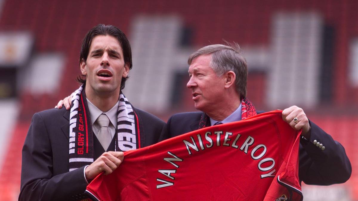 Bittere Ironie: Kurz nach dem geplatzten Deal riss auch noch van Nistelrooys Kreuzband. Was Bayern-Fans Mut machen kann? Ein Jahr danach hieß es: Ende gut, alles gut. Van Nistelrooy kam doch noch und eroberte die Premier League im Sturm