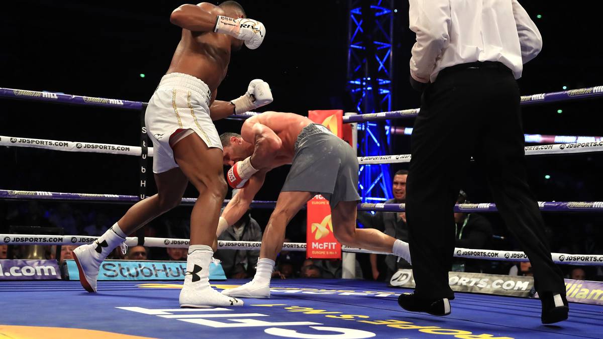 Wieder schickt er Klitschko auf die Bretter und zwingt den Ringrichter, den Kampf abzubrechen