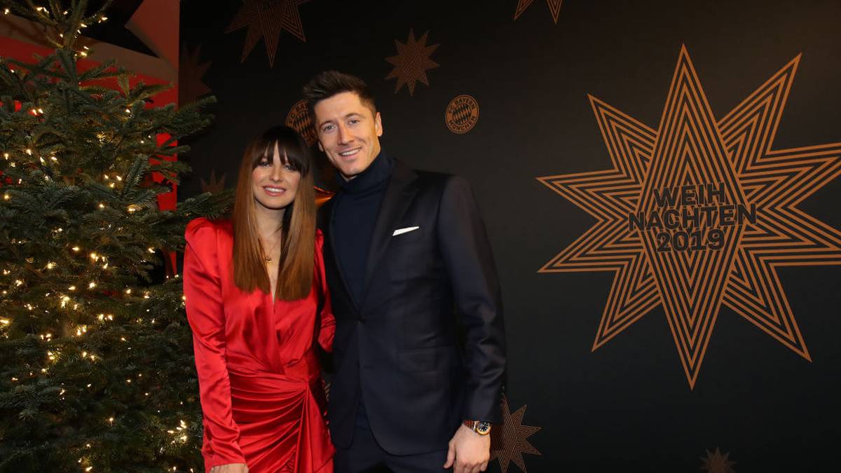 Robert Lewandowski und seine Frau Anna lassen sich neben dem festlich geschmückten Tannenbaum ablichten. Trotz seiner "Torflaute" scheint die Stimmung blendend zu sein